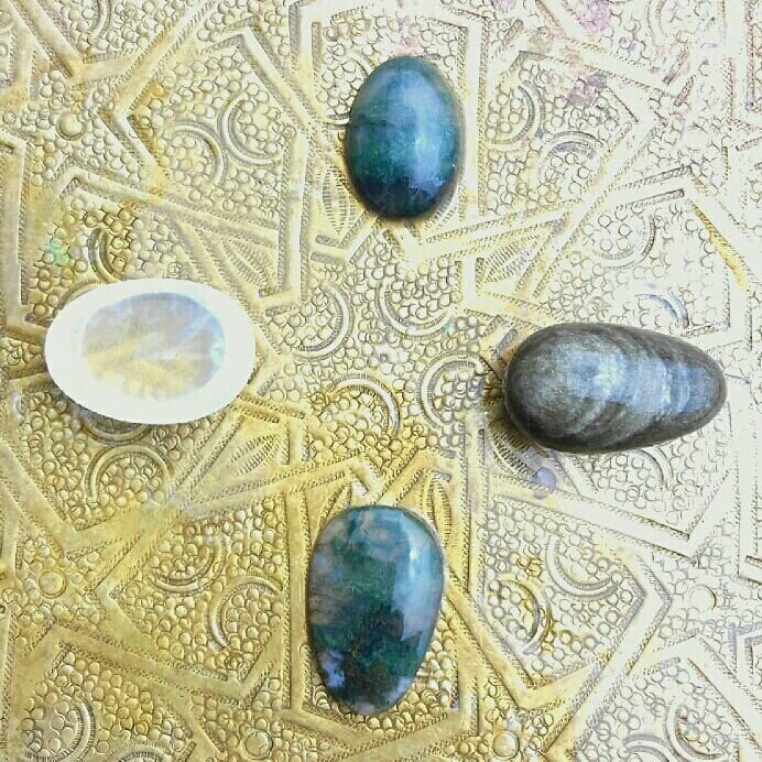 Special order》quartz, agates mousse, obsidian yoni